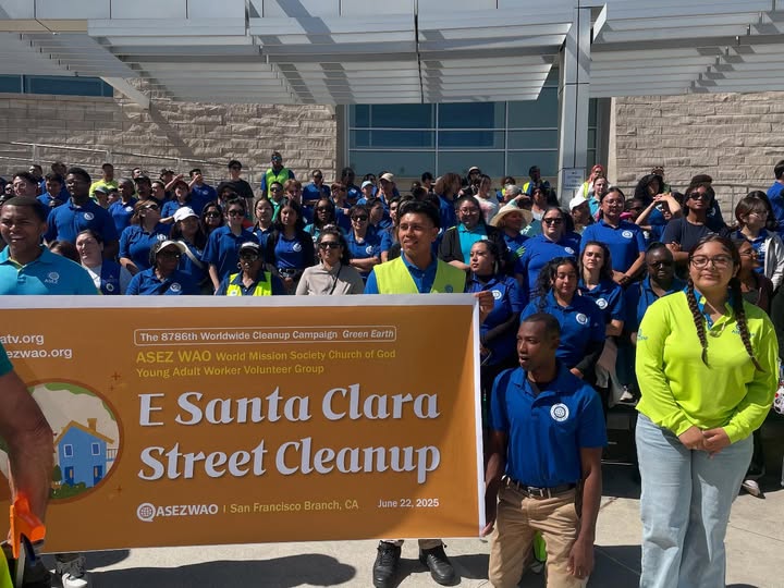 Hundreds of ASEZ WAO volunteers behind a banner reading “E. Santa Clara Street Cleanup”