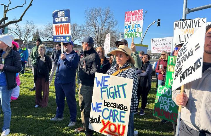 UNAC &amp; UHCP workers on strike, photographed with signs.